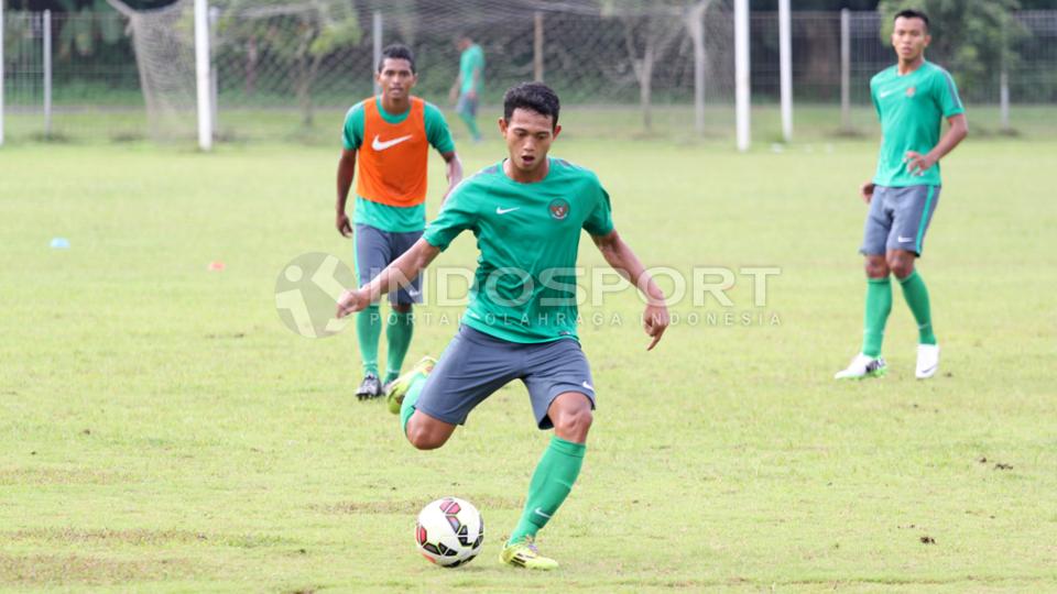 Aksi Striker Timnas U-22 Muchlis Hadi (depan).